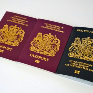 Britten die nog steeds rode paspoorten gebruiken, moeten vóór hun vakantiereizen controleren op geldigheid