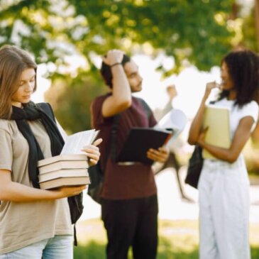 Britse universiteiten staan onder financiële druk nu het aantal buitenlandse studentenvisa het laagste niveau in 20 jaar bereikt